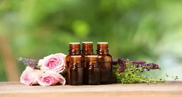 Rosehip and lavender oils, among the best natural oils to treat acne and blemishes.