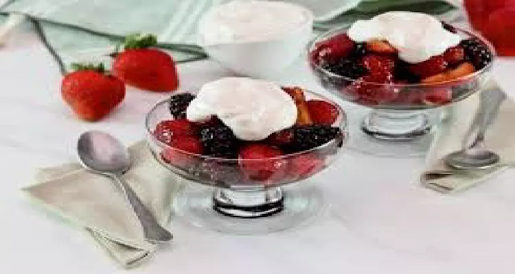 Mixed berries, a natural food that helps regulate female hormones.