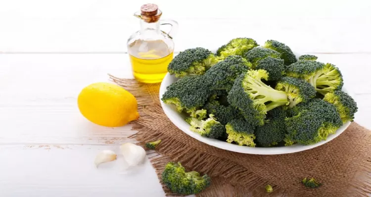 Broccoli and tomatoes, part of the best natural foods to prevent prostate problems