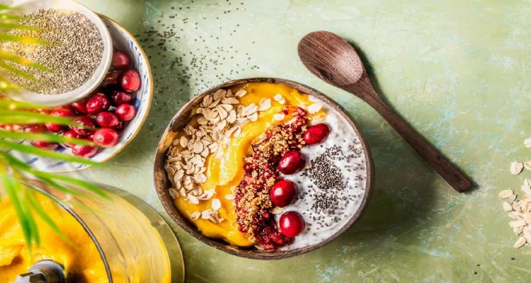 Acai recipes, a Brazilian superfood for energy and vitality, in smoothie and pudding form