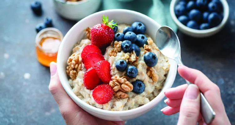 Probiotic yogurt bowl, a delicious home remedy to reduce abdominal bloating