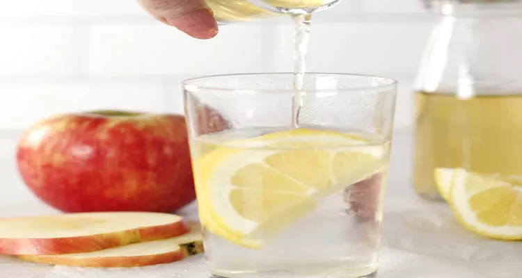 Apple cider vinegar drink, a natural home remedy to reduce abdominal bloating
