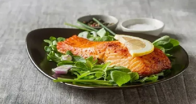 Grilled salmon, a delicious natural food that promotes bone health in seniors