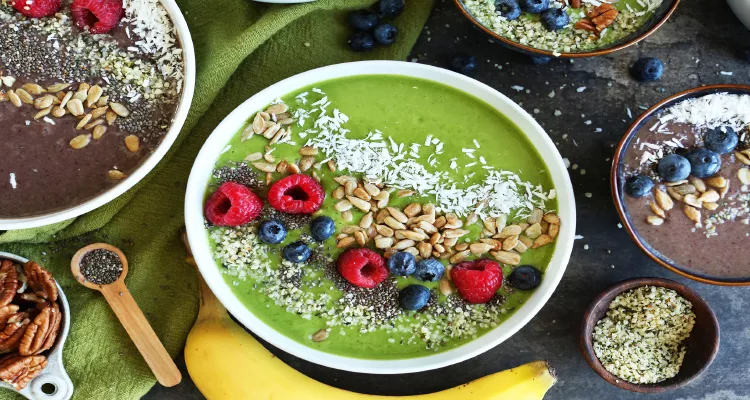 A heart-healthy spirulina smoothie, highlighting the benefits of spirulina for cardiovascular health.