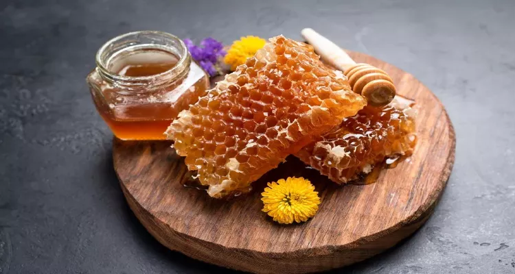 Honey, a natural product to fight skin aging.