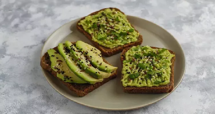 Avocado toast, a natural food that helps regulate female hormones.