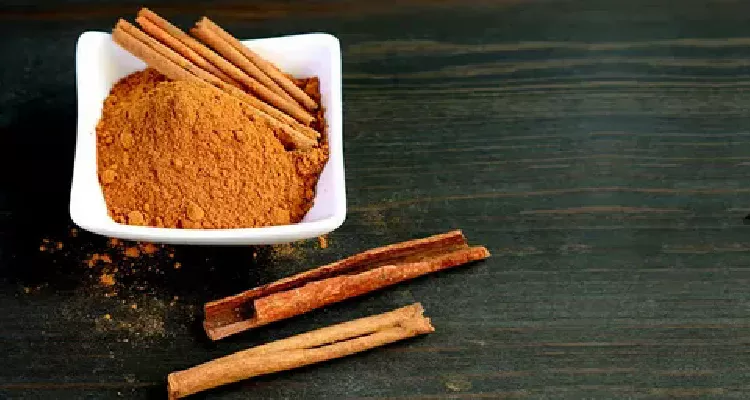 Cinnamon, a flavorful spice among natural foods that help control blood sugar levels.