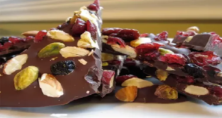 Dark chocolate, a natural food that helps regulate female hormones.