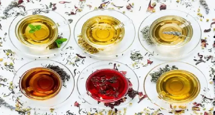 Natural teas to improve digestion, including peppermint, chamomile, and fennel