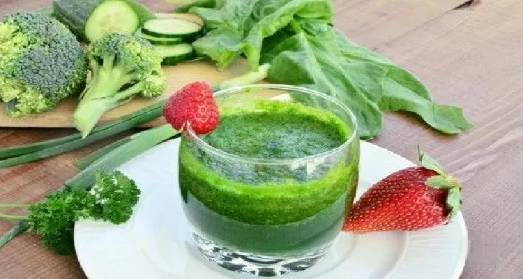 Green smoothie with kale, a top natural food that promotes bone health in seniors