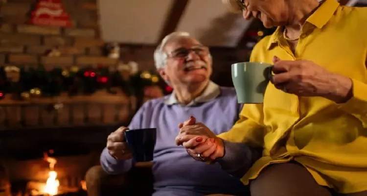 Senior enjoying chamomile tea, a therapeutic infusion to improve sleep in the elderly