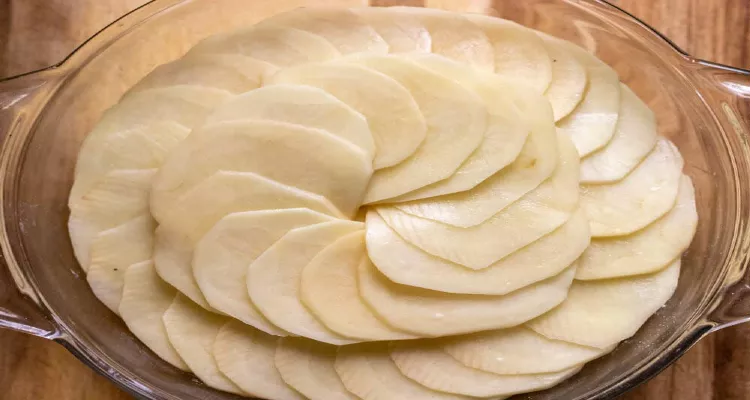 Potato slices, a brightening remedy in natural treatments to reduce dark circles and puffiness.